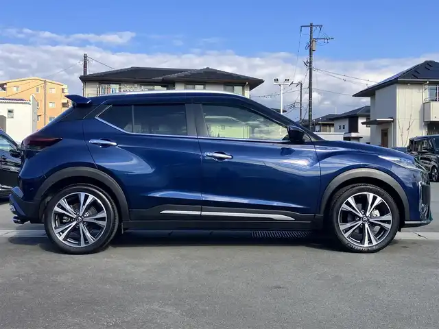 日産 キックス X 静岡県 2022(令4)年 4万km ダークブルー 純正9インチナビ（CD/DVD/BT/フルセグ）/全方位カメラ/プロパイロット/ETC/純正ドライブレコーダー/エンジンスタートボタン/パワーステアリング/パワーウィンドウ/アイドリングストップ/スマートキー/オートエアコン/レーダークルーズコントロール/USB入力端子/純正フロアマット/ハーフレザーシート/前席シートヒーター/ルーフレール/純正アルミホイール/ABS/横滑り防止装置/コーナーセンサー前後/レーンキープアシスト/オートライト/オートマチックハイビーム/LEDヘッドライト/Ｗ+サイドエアバッグ/衝突軽減システム/ＲＡＺＯペダル/ステアリングヒーター/サブウーファー/デジタルインナーミラー