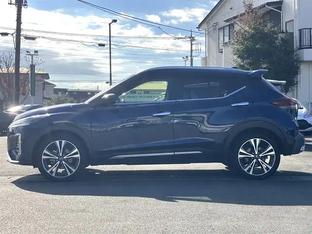 日産 キックス X 静岡県 2022(令4)年 4万km ダークブルー 純正9インチナビ（CD/DVD/BT/フルセグ）/全方位カメラ/プロパイロット/ETC/純正ドライブレコーダー/エンジンスタートボタン/パワーステアリング/パワーウィンドウ/アイドリングストップ/スマートキー/オートエアコン/レーダークルーズコントロール/USB入力端子/純正フロアマット/ハーフレザーシート/前席シートヒーター/ルーフレール/純正アルミホイール/ABS/横滑り防止装置/コーナーセンサー前後/レーンキープアシスト/オートライト/オートマチックハイビーム/LEDヘッドライト/Ｗ+サイドエアバッグ/衝突軽減システム/ＲＡＺＯペダル/ステアリングヒーター/サブウーファー/デジタルインナーミラー