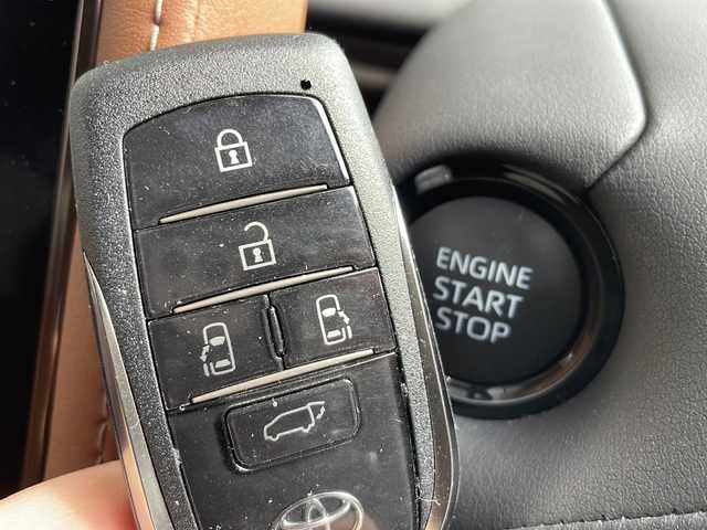 トヨタ ヴェルファイア Z プレミア 愛知県 2024(令6)年 0.3万km プラチナホワイトパールマイカ 衝突軽減システム/純正14型ディズプレイオーディオ/全方位カメラ/両側パワースライドドア/ガラスルーフ/本革シート/レーダークルーズコントロール/シートヒーター/エアシート/ステアリングヒーター/フルセグ/Bluetooth/バックカメラ/電動リアゲート/パワーシート/ヘッドアップディスプレイ/コーナーセンサー/純正アルミホイール/ETC2.0/ブラインドスポットモニター/LEDヘッドライト/パドルシフト/インテリジェントミラー/リアオートエアコン/オートマチックハイビーム/QI充電機/ステアリングスイッチ/スマートキー/プッシュスタート