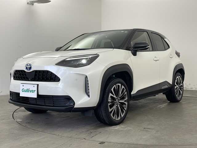 トヨタ ヤリスクロス ハイブリッド Z 兵庫県 2021(令3)年 4.4万km ブラックマイカ/ホワイトパールクリスタルシャイン 2トーン トヨタセーフティーセンス/・プリクラッシュセーフティ/・レートレーシングアシスト/・レーダークルーズコントロール/・オートマチックハイビーム/・ロードサインアシスト/トヨタ純正ディスプレイオーディオ/・Bluetooth/・バックカメラ/・アラウンドビューモニター/・USB電源ソケット/純正18インチアルミホイール/ビルドインETC2.0/ブラインドスポットモニター/電動リアゲート/純正フロアマット/パワーシート（運転席）/ハーフレザーシート/シートヒーター（運転席・助手席）/革巻きステアリング/ステアリングスイッチ/ステアリングヒーター/電動パーキングブレーキ/オートブレーキホールド/前後コーナーセンサー/盗難防止装置/オートライト/LEDヘッドライト/W＋サイドエアバック/カーテンエアバック/スマートキー/ワンオーナー/取扱説明書/新車保証書
