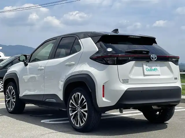 トヨタ ヤリスクロス ハイブリッド Z 佐賀県 2021(令3)年 4.4万km ブラックマイカ/ホワイトパールクリスタルシャイン 2トーン ワンオーナー/純正8インチ ディスプレイオーディオ（Plus）/・AM/FM/BT/Apple Car Play/Android Auto/・アラウンドビューモニター/レーダー探知機/全方位ドライブレコーダー/ブラインドスポットモニター/レーダークルーズコントロール/ステアリングヒーター/ハーフレザーシート/・前席シートヒーター/・パワーシート(運転席)/メーカーOP電動リアゲート/USB入力端子/ETC/純正フロアマット/新車保証書/取扱説明書/トヨタセーフティーセンス/・プリクラッシュセーフティ/・レーダークルーズコントロール（全車速追従機能付）/・レーンディパーチャーアラート（ステアリング制御機能付）/・レーントレーシングアシスト（車線維持支援）/・オートマチックハイビーム/・ロードサインアシスト（標識認識機能）