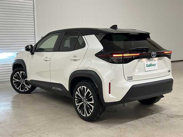 トヨタ ヤリスクロス ハイブリッド Z 熊本県 2021(令3)年 4.4万km ブラックマイカ/ホワイトパールクリスタルシャイン 2トーン ワンオーナー/純正8インチ ディスプレイオーディオ（Plus）/（AM/FM/BT/Apple Car Play/Android Auto）/アラウンドビューモニター/レーダー探知機/全方位ドライブレコーダー/ブラインドスポットモニター/レーダークルーズコントロール/ステアリングヒーター/ハーフレザーシート/前席シートヒーター/パワーシート(運転席)/メーカーOP電動リアゲート/USB入力端子/ETC/純正フロアマット/トヨタセーフティーセンス/プリクラッシュセーフティ/レーダークルーズコントロール（全車速追従機能付）/レーンディパーチャーアラート（ステアリング制御機能付）/レーントレーシングアシスト（車線維持支援）/オートマチックハイビーム/ロードサインアシスト（標識認識機能）