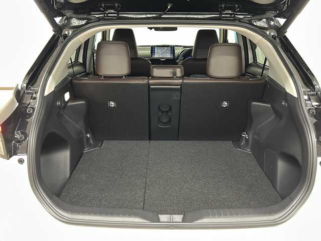 トヨタ ヤリスクロス ハイブリッド Z 熊本県 2021(令3)年 4.4万km ブラックマイカ/ホワイトパールクリスタルシャイン 2トーン ワンオーナー/純正8インチ ディスプレイオーディオ（Plus）/（AM/FM/BT/Apple Car Play/Android Auto）/アラウンドビューモニター/レーダー探知機/全方位ドライブレコーダー/ブラインドスポットモニター/レーダークルーズコントロール/ステアリングヒーター/ハーフレザーシート/前席シートヒーター/パワーシート(運転席)/メーカーOP電動リアゲート/USB入力端子/ETC/純正フロアマット/トヨタセーフティーセンス/プリクラッシュセーフティ/レーダークルーズコントロール（全車速追従機能付）/レーンディパーチャーアラート（ステアリング制御機能付）/レーントレーシングアシスト（車線維持支援）/オートマチックハイビーム/ロードサインアシスト（標識認識機能）