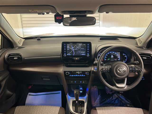 トヨタ ヤリスクロス ハイブリッド Z 熊本県 2021(令3)年 4.4万km ブラックマイカ/ホワイトパールクリスタルシャイン 2トーン ワンオーナー/純正8インチ ディスプレイオーディオ（Plus）/（AM/FM/BT/Apple Car Play/Android Auto）/アラウンドビューモニター/レーダー探知機/全方位ドライブレコーダー/ブラインドスポットモニター/レーダークルーズコントロール/ステアリングヒーター/ハーフレザーシート/前席シートヒーター/パワーシート(運転席)/メーカーOP電動リアゲート/USB入力端子/ETC/純正フロアマット/トヨタセーフティーセンス/プリクラッシュセーフティ/レーダークルーズコントロール（全車速追従機能付）/レーンディパーチャーアラート（ステアリング制御機能付）/レーントレーシングアシスト（車線維持支援）/オートマチックハイビーム/ロードサインアシスト（標識認識機能）