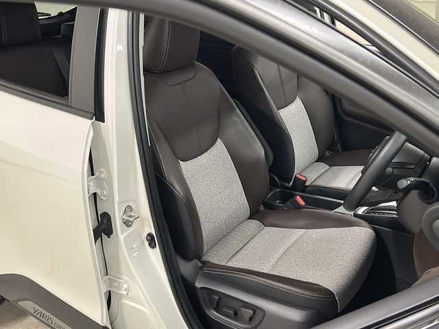 トヨタ ヤリスクロス ハイブリッド Z 熊本県 2021(令3)年 4.4万km ブラックマイカ/ホワイトパールクリスタルシャイン 2トーン ワンオーナー/純正8インチ ディスプレイオーディオ（Plus）/（AM/FM/BT/Apple Car Play/Android Auto）/アラウンドビューモニター/レーダー探知機/全方位ドライブレコーダー/ブラインドスポットモニター/レーダークルーズコントロール/ステアリングヒーター/ハーフレザーシート/前席シートヒーター/パワーシート(運転席)/メーカーOP電動リアゲート/USB入力端子/ETC/純正フロアマット/トヨタセーフティーセンス/プリクラッシュセーフティ/レーダークルーズコントロール（全車速追従機能付）/レーンディパーチャーアラート（ステアリング制御機能付）/レーントレーシングアシスト（車線維持支援）/オートマチックハイビーム/ロードサインアシスト（標識認識機能）