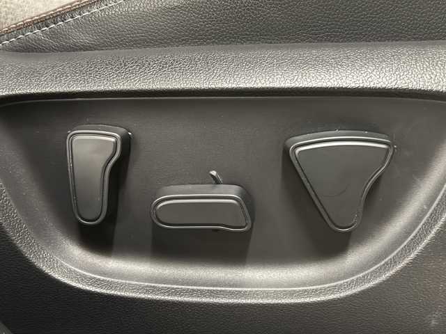 トヨタ ヤリスクロス ハイブリッド Z 熊本県 2021(令3)年 4.4万km ブラックマイカ/ホワイトパールクリスタルシャイン 2トーン ワンオーナー/純正8インチ ディスプレイオーディオ（Plus）/（AM/FM/BT/Apple Car Play/Android Auto）/アラウンドビューモニター/レーダー探知機/全方位ドライブレコーダー/ブラインドスポットモニター/レーダークルーズコントロール/ステアリングヒーター/ハーフレザーシート/前席シートヒーター/パワーシート(運転席)/メーカーOP電動リアゲート/USB入力端子/ETC/純正フロアマット/トヨタセーフティーセンス/プリクラッシュセーフティ/レーダークルーズコントロール（全車速追従機能付）/レーンディパーチャーアラート（ステアリング制御機能付）/レーントレーシングアシスト（車線維持支援）/オートマチックハイビーム/ロードサインアシスト（標識認識機能）