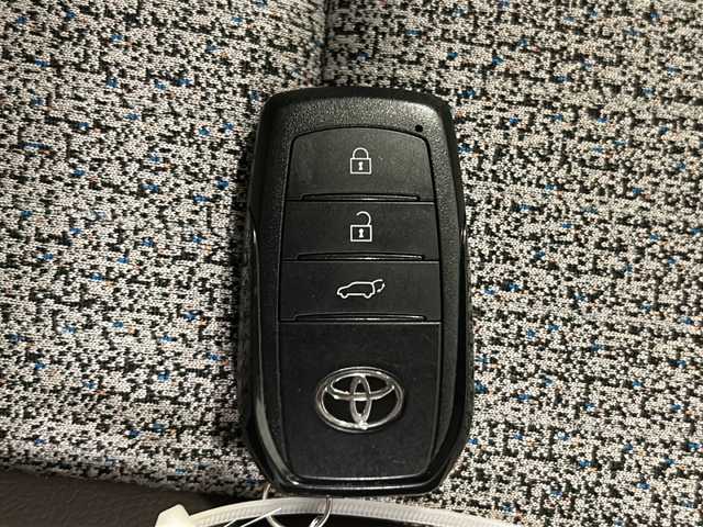 トヨタ ヤリスクロス ハイブリッド Z 熊本県 2021(令3)年 4.4万km ブラックマイカ/ホワイトパールクリスタルシャイン 2トーン ワンオーナー/純正8インチ ディスプレイオーディオ（Plus）/（AM/FM/BT/Apple Car Play/Android Auto）/アラウンドビューモニター/レーダー探知機/全方位ドライブレコーダー/ブラインドスポットモニター/レーダークルーズコントロール/ステアリングヒーター/ハーフレザーシート/前席シートヒーター/パワーシート(運転席)/メーカーOP電動リアゲート/USB入力端子/ETC/純正フロアマット/トヨタセーフティーセンス/プリクラッシュセーフティ/レーダークルーズコントロール（全車速追従機能付）/レーンディパーチャーアラート（ステアリング制御機能付）/レーントレーシングアシスト（車線維持支援）/オートマチックハイビーム/ロードサインアシスト（標識認識機能）