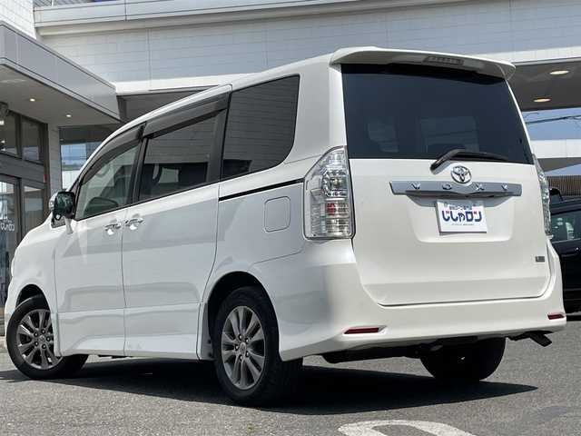 トヨタ ヴォクシー ZS 煌 三重県 2011(平23)年 9.7万km ホワイトパールクリスタルシャイン (株)IDOMが運営する【じしゃロン四日市店】の自社ローン専用車両になります。こちらは現金またはオートローンご利用時の価格です。自社ローンご希望の方は別途その旨お申付け下さい/純正SDナビ（CD/DVD/BT/AM/FM）/両側パワースライドドア/フリップダウンモニター/バックカメラ/ETC/パドルシフト/エンジンスタートボタン/スマートキー/純正16インチAW/純正フロアマット