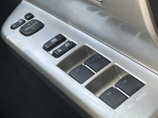 トヨタ ヴォクシー ZS 煌 三重県 2011(平23)年 9.7万km ホワイトパールクリスタルシャイン (株)IDOMが運営する【じしゃロン四日市店】の自社ローン専用車両になります。こちらは現金またはオートローンご利用時の価格です。自社ローンご希望の方は別途その旨お申付け下さい/純正SDナビ（CD/DVD/BT/AM/FM）/両側パワースライドドア/フリップダウンモニター/バックカメラ/ETC/パドルシフト/エンジンスタートボタン/スマートキー/純正16インチAW/純正フロアマット