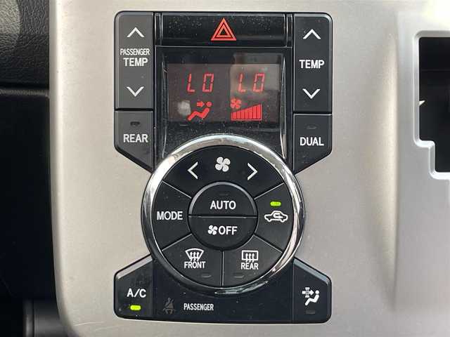トヨタ ヴォクシー ZS 煌 三重県 2011(平23)年 9.7万km ホワイトパールクリスタルシャイン (株)IDOMが運営する【じしゃロン四日市店】の自社ローン専用車両になります。こちらは現金またはオートローンご利用時の価格です。自社ローンご希望の方は別途その旨お申付け下さい/純正SDナビ（CD/DVD/BT/AM/FM）/両側パワースライドドア/フリップダウンモニター/バックカメラ/ETC/パドルシフト/エンジンスタートボタン/スマートキー/純正16インチAW/純正フロアマット