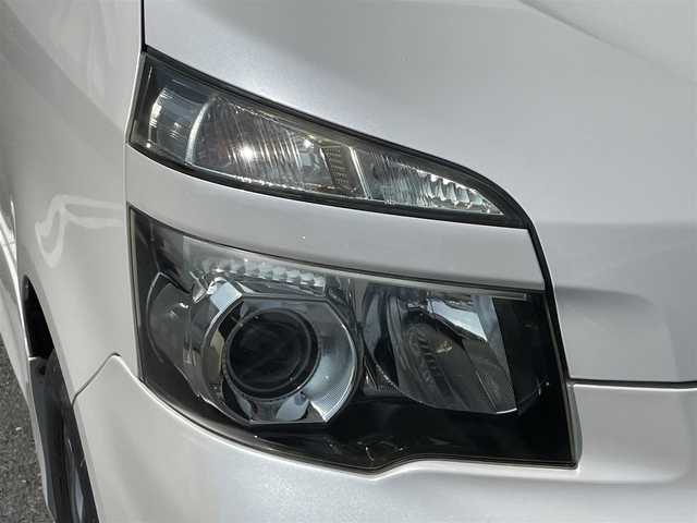 トヨタ ヴォクシー ZS 煌 三重県 2011(平23)年 9.7万km ホワイトパールクリスタルシャイン (株)IDOMが運営する【じしゃロン四日市店】の自社ローン専用車両になります。こちらは現金またはオートローンご利用時の価格です。自社ローンご希望の方は別途その旨お申付け下さい/純正SDナビ（CD/DVD/BT/AM/FM）/両側パワースライドドア/フリップダウンモニター/バックカメラ/ETC/パドルシフト/エンジンスタートボタン/スマートキー/純正16インチAW/純正フロアマット