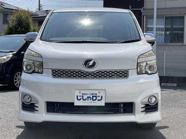 トヨタ ヴォクシー ZS 煌 三重県 2011(平23)年 9.7万km ホワイトパールクリスタルシャイン (株)IDOMが運営する【じしゃロン四日市店】の自社ローン専用車両になります。こちらは現金またはオートローンご利用時の価格です。自社ローンご希望の方は別途その旨お申付け下さい/純正SDナビ（CD/DVD/BT/AM/FM）/両側パワースライドドア/フリップダウンモニター/バックカメラ/ETC/パドルシフト/エンジンスタートボタン/スマートキー/純正16インチAW/純正フロアマット