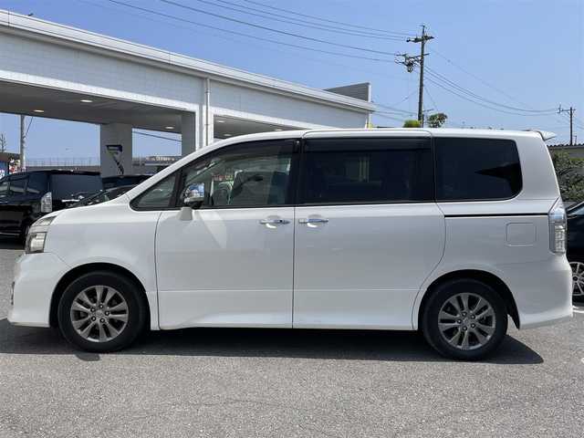 トヨタ ヴォクシー ZS 煌 三重県 2011(平23)年 9.7万km ホワイトパールクリスタルシャイン (株)IDOMが運営する【じしゃロン四日市店】の自社ローン専用車両になります。こちらは現金またはオートローンご利用時の価格です。自社ローンご希望の方は別途その旨お申付け下さい/純正SDナビ（CD/DVD/BT/AM/FM）/両側パワースライドドア/フリップダウンモニター/バックカメラ/ETC/パドルシフト/エンジンスタートボタン/スマートキー/純正16インチAW/純正フロアマット