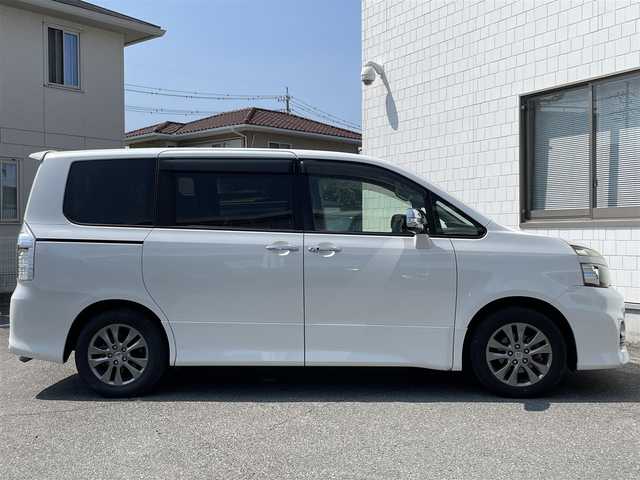 トヨタ ヴォクシー ZS 煌 三重県 2011(平23)年 9.7万km ホワイトパールクリスタルシャイン (株)IDOMが運営する【じしゃロン四日市店】の自社ローン専用車両になります。こちらは現金またはオートローンご利用時の価格です。自社ローンご希望の方は別途その旨お申付け下さい/純正SDナビ（CD/DVD/BT/AM/FM）/両側パワースライドドア/フリップダウンモニター/バックカメラ/ETC/パドルシフト/エンジンスタートボタン/スマートキー/純正16インチAW/純正フロアマット