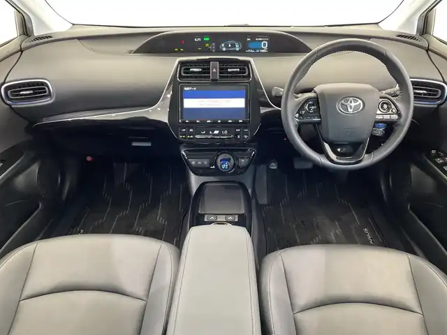 トヨタ プリウス A ツーリングセレクション 栃木県 2021(令3)年 4.4万km プラチナホワイトパールマイカ 純正９インチナビ(NSZT-Y68T)/(フルセグTV・Bluetooth・CD・DVD・SD・HDMI・USB)/全方位カメラ/バックカメラ/トヨタセーフティセンス/ ・プリクラッシュセーフティ/ ・レーンキープアシスト/ ・オートハイビーム/ ・アダプティブクルーズコントロール/ ・ブラインドスポットモニター/前後コーナーセンサー/ヘッドアップディスプレイ/前後ドライブレコーダー(DC-DR652)/運転席パワーシート/合皮シート/前席シートヒーター/LEDヘッドライト/オートライト/フォグランプ/純正アルミホイール/純正フロアマット/ドアバイザー/保証書