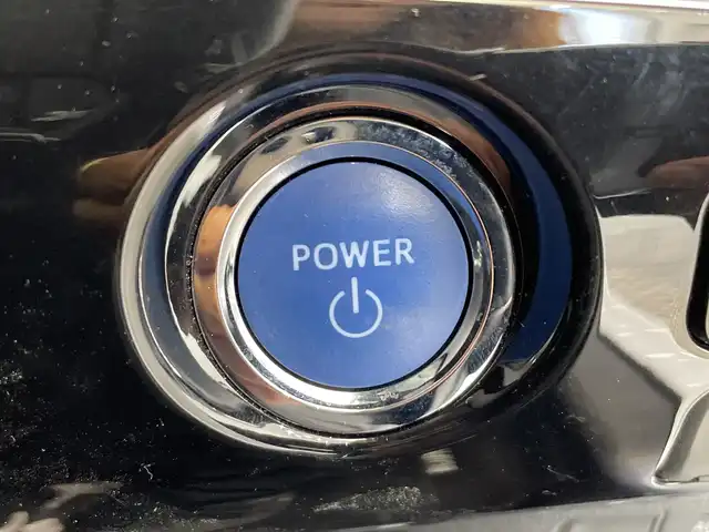 トヨタ プリウス A ツーリングセレクション 栃木県 2021(令3)年 4.4万km プラチナホワイトパールマイカ 純正９インチナビ(NSZT-Y68T)/(フルセグTV・Bluetooth・CD・DVD・SD・HDMI・USB)/全方位カメラ/バックカメラ/トヨタセーフティセンス/ ・プリクラッシュセーフティ/ ・レーンキープアシスト/ ・オートハイビーム/ ・アダプティブクルーズコントロール/ ・ブラインドスポットモニター/前後コーナーセンサー/ヘッドアップディスプレイ/前後ドライブレコーダー(DC-DR652)/運転席パワーシート/合皮シート/前席シートヒーター/LEDヘッドライト/オートライト/フォグランプ/純正アルミホイール/純正フロアマット/ドアバイザー/保証書