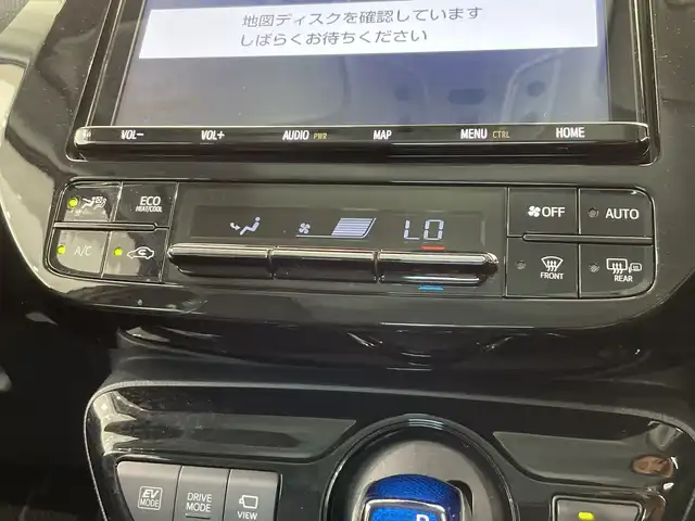 トヨタ プリウス A ツーリングセレクション 栃木県 2021(令3)年 4.4万km プラチナホワイトパールマイカ 純正９インチナビ(NSZT-Y68T)/(フルセグTV・Bluetooth・CD・DVD・SD・HDMI・USB)/全方位カメラ/バックカメラ/トヨタセーフティセンス/ ・プリクラッシュセーフティ/ ・レーンキープアシスト/ ・オートハイビーム/ ・アダプティブクルーズコントロール/ ・ブラインドスポットモニター/前後コーナーセンサー/ヘッドアップディスプレイ/前後ドライブレコーダー(DC-DR652)/運転席パワーシート/合皮シート/前席シートヒーター/LEDヘッドライト/オートライト/フォグランプ/純正アルミホイール/純正フロアマット/ドアバイザー/保証書