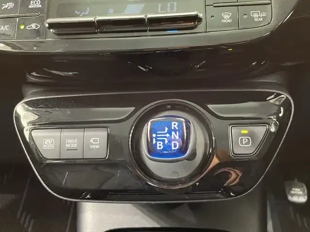 トヨタ プリウス A ツーリングセレクション 栃木県 2021(令3)年 4.4万km プラチナホワイトパールマイカ 純正９インチナビ(NSZT-Y68T)/(フルセグTV・Bluetooth・CD・DVD・SD・HDMI・USB)/全方位カメラ/バックカメラ/トヨタセーフティセンス/ ・プリクラッシュセーフティ/ ・レーンキープアシスト/ ・オートハイビーム/ ・アダプティブクルーズコントロール/ ・ブラインドスポットモニター/前後コーナーセンサー/ヘッドアップディスプレイ/前後ドライブレコーダー(DC-DR652)/運転席パワーシート/合皮シート/前席シートヒーター/LEDヘッドライト/オートライト/フォグランプ/純正アルミホイール/純正フロアマット/ドアバイザー/保証書