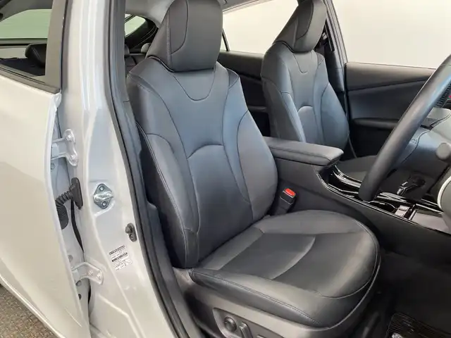 トヨタ プリウス A ツーリングセレクション 栃木県 2021(令3)年 4.4万km プラチナホワイトパールマイカ 純正９インチナビ(NSZT-Y68T)/(フルセグTV・Bluetooth・CD・DVD・SD・HDMI・USB)/全方位カメラ/バックカメラ/トヨタセーフティセンス/ ・プリクラッシュセーフティ/ ・レーンキープアシスト/ ・オートハイビーム/ ・アダプティブクルーズコントロール/ ・ブラインドスポットモニター/前後コーナーセンサー/ヘッドアップディスプレイ/前後ドライブレコーダー(DC-DR652)/運転席パワーシート/合皮シート/前席シートヒーター/LEDヘッドライト/オートライト/フォグランプ/純正アルミホイール/純正フロアマット/ドアバイザー/保証書