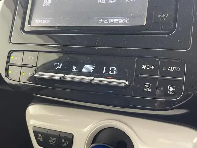 トヨタ プリウス S ツーリングセレクション 島根県 2016(平28)年 7.2万km アティチュードブラックマイカ 純正7インチナビ/（Bluetooth/DVD/CD/フルセグTV)/バックカメラ/ETC/プリクラッシュセーフティシステム/合皮シート/シートヒーター（DN席）/オートライト/LEDヘッドライト/ステアリングスイッチ/純正17インチアルミホイール/電動格納ミラー/プッシュスタート/スマートキー
