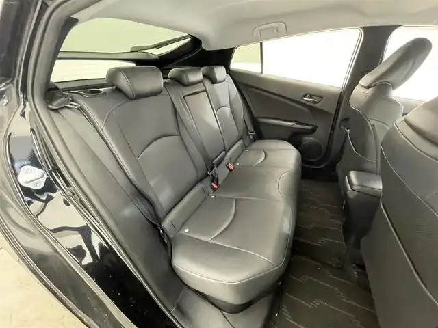 トヨタ プリウス S ツーリングセレクション 島根県 2016(平28)年 7.2万km アティチュードブラックマイカ 純正7インチナビ/（Bluetooth/DVD/CD/フルセグTV)/バックカメラ/ETC/プリクラッシュセーフティシステム/合皮シート/シートヒーター（DN席）/オートライト/LEDヘッドライト/ステアリングスイッチ/純正17インチアルミホイール/電動格納ミラー/プッシュスタート/スマートキー