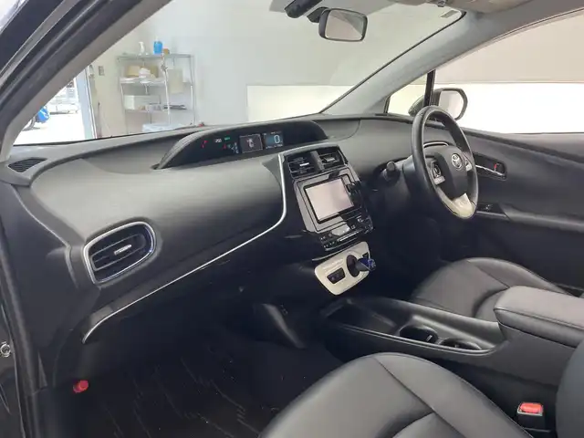 トヨタ プリウス S ツーリングセレクション 島根県 2016(平28)年 7.2万km アティチュードブラックマイカ 純正7インチナビ/（Bluetooth/DVD/CD/フルセグTV)/バックカメラ/ETC/プリクラッシュセーフティシステム/合皮シート/シートヒーター（DN席）/オートライト/LEDヘッドライト/ステアリングスイッチ/純正17インチアルミホイール/電動格納ミラー/プッシュスタート/スマートキー