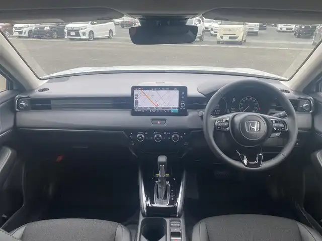 ホンダ ヴェゼル ハイブリッド e:HEV Z 熊本県 2025(令7)年 0.1千km プラチナホワイトパール e:HEV Z　3VC4AG3　Honda CONNECTディスプレー+ETC2.0車載器+ワイヤレス充電器(220000)/登録済み未使用車/純正ディスプレイオーディオナビ/・AM/FM/USB/BT/・AppleCarPlay/AndroidAuto/・フルセグTV/バックカメラ/ホンダセンシング/・路外逸脱抑制機能/・ブラインドスポットモニター/・踏み間違い衝突軽減システム/・衝突軽減ブレーキ/・オートマチックハイビーム/・パーキングセンサー警報/アダプティブクルーズコントロール/前後コーナーセンサー/革巻きステアリング/・ステアリングリモコン/・ステアリングヒーター/ハーフレザーシート/・D/N席シートヒーター/置くだけ充電/ETC2.0/オートライト/・LEDライト/・フォグランプ/パワーバックドア/電動格納ミラー/・ウィンカーミラー/トノカバー/純正アルミホイール/スマートキー/・スペアキー