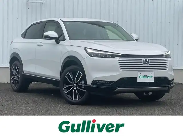 ホンダ ヴェゼル ハイブリッド e:HEV Z 熊本県 2025(令7)年 0.1千km プラチナホワイトパール e:HEV Z　3VC4AG3　Honda CONNECTディスプレー+ETC2.0車載器+ワイヤレス充電器(220000)/登録済み未使用車/純正ディスプレイオーディオナビ/・AM/FM/USB/BT/・AppleCarPlay/AndroidAuto/・フルセグTV/バックカメラ/ホンダセンシング/・路外逸脱抑制機能/・ブラインドスポットモニター/・踏み間違い衝突軽減システム/・衝突軽減ブレーキ/・オートマチックハイビーム/・パーキングセンサー警報/アダプティブクルーズコントロール/前後コーナーセンサー/革巻きステアリング/・ステアリングリモコン/・ステアリングヒーター/ハーフレザーシート/・D/N席シートヒーター/置くだけ充電/ETC2.0/オートライト/・LEDライト/・フォグランプ/パワーバックドア/電動格納ミラー/・ウィンカーミラー/トノカバー/純正アルミホイール/スマートキー/・スペアキー