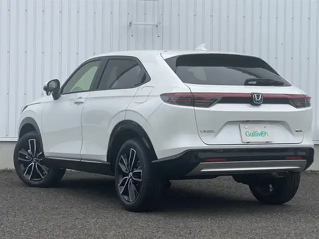 ホンダ ヴェゼル ハイブリッド e:HEV Z 熊本県 2025(令7)年 0.1千km プラチナホワイトパール e:HEV Z　3VC4AG3　Honda CONNECTディスプレー+ETC2.0車載器+ワイヤレス充電器(220000)/登録済み未使用車/純正ディスプレイオーディオナビ/・AM/FM/USB/BT/・AppleCarPlay/AndroidAuto/・フルセグTV/バックカメラ/ホンダセンシング/・路外逸脱抑制機能/・ブラインドスポットモニター/・踏み間違い衝突軽減システム/・衝突軽減ブレーキ/・オートマチックハイビーム/・パーキングセンサー警報/アダプティブクルーズコントロール/前後コーナーセンサー/革巻きステアリング/・ステアリングリモコン/・ステアリングヒーター/ハーフレザーシート/・D/N席シートヒーター/置くだけ充電/ETC2.0/オートライト/・LEDライト/・フォグランプ/パワーバックドア/電動格納ミラー/・ウィンカーミラー/トノカバー/純正アルミホイール/スマートキー/・スペアキー