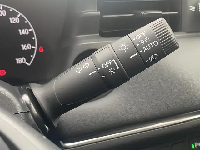 ホンダ ヴェゼル ハイブリッド e:HEV Z 熊本県 2025(令7)年 0.1千km プラチナホワイトパール e:HEV Z　3VC4AG3　Honda CONNECTディスプレー+ETC2.0車載器+ワイヤレス充電器(220000)/登録済み未使用車/純正ディスプレイオーディオナビ/・AM/FM/USB/BT/・AppleCarPlay/AndroidAuto/・フルセグTV/バックカメラ/ホンダセンシング/・路外逸脱抑制機能/・ブラインドスポットモニター/・踏み間違い衝突軽減システム/・衝突軽減ブレーキ/・オートマチックハイビーム/・パーキングセンサー警報/アダプティブクルーズコントロール/前後コーナーセンサー/革巻きステアリング/・ステアリングリモコン/・ステアリングヒーター/ハーフレザーシート/・D/N席シートヒーター/置くだけ充電/ETC2.0/オートライト/・LEDライト/・フォグランプ/パワーバックドア/電動格納ミラー/・ウィンカーミラー/トノカバー/純正アルミホイール/スマートキー/・スペアキー