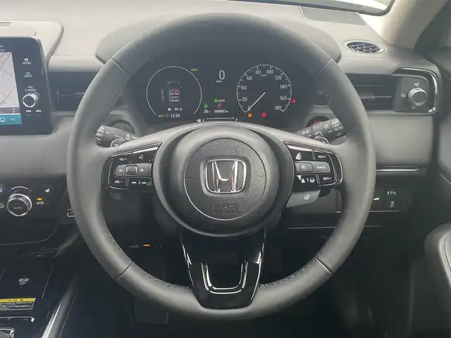 ホンダ ヴェゼル ハイブリッド e:HEV Z 熊本県 2025(令7)年 0.1千km プラチナホワイトパール e:HEV Z　3VC4AG3　Honda CONNECTディスプレー+ETC2.0車載器+ワイヤレス充電器(220000)/登録済み未使用車/純正ディスプレイオーディオナビ/・AM/FM/USB/BT/・AppleCarPlay/AndroidAuto/・フルセグTV/バックカメラ/ホンダセンシング/・路外逸脱抑制機能/・ブラインドスポットモニター/・踏み間違い衝突軽減システム/・衝突軽減ブレーキ/・オートマチックハイビーム/・パーキングセンサー警報/アダプティブクルーズコントロール/前後コーナーセンサー/革巻きステアリング/・ステアリングリモコン/・ステアリングヒーター/ハーフレザーシート/・D/N席シートヒーター/置くだけ充電/ETC2.0/オートライト/・LEDライト/・フォグランプ/パワーバックドア/電動格納ミラー/・ウィンカーミラー/トノカバー/純正アルミホイール/スマートキー/・スペアキー