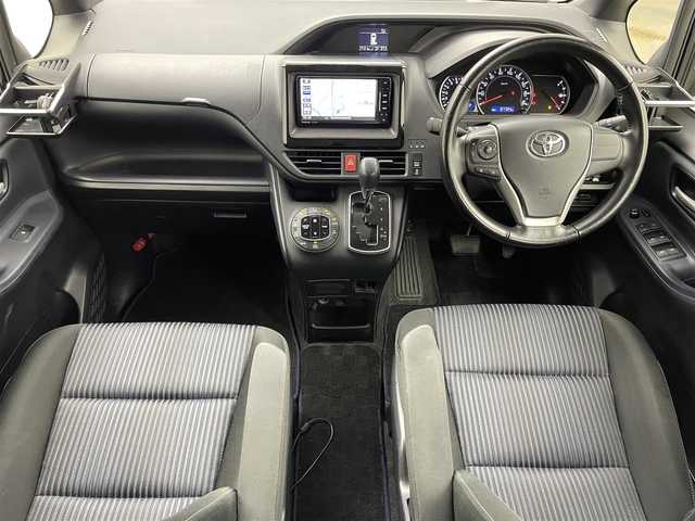 トヨタ ヴォクシー ZS 岡山県 2017(平29)年 9.8万km プレシャスブラックパール 社外7インチナビ/型番:CN-RE03WD/　「フルセグ/Bluetooth/DVD」/オートハイビーム/LEDヘッドライト（AUTO機能付き）/前席シートヒーター/衝突軽減ブレーキシステム/車線逸脱防止システム/横滑り防止装置/ビルトインETC/純正16インチアルミホイール/社外フロアマット/プッシュスタート/後席サンシェイイド/スマートキー×１