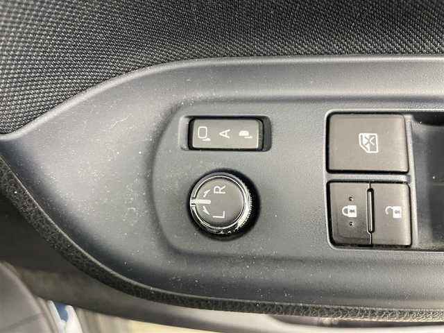 トヨタ ヴォクシー ZS 岡山県 2017(平29)年 9.8万km プレシャスブラックパール 社外7インチナビ/型番:CN-RE03WD/　「フルセグ/Bluetooth/DVD」/オートハイビーム/LEDヘッドライト（AUTO機能付き）/前席シートヒーター/衝突軽減ブレーキシステム/車線逸脱防止システム/横滑り防止装置/ビルトインETC/純正16インチアルミホイール/社外フロアマット/プッシュスタート/後席サンシェイイド/スマートキー×１