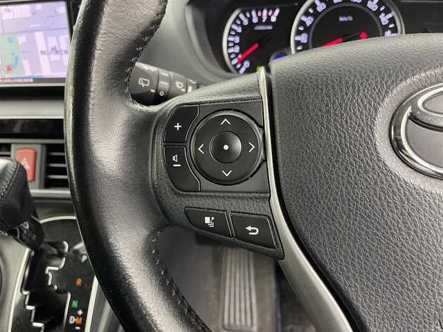 トヨタ ヴォクシー ZS 岡山県 2017(平29)年 9.8万km プレシャスブラックパール 社外7インチナビ/型番:CN-RE03WD/　「フルセグ/Bluetooth/DVD」/オートハイビーム/LEDヘッドライト（AUTO機能付き）/前席シートヒーター/衝突軽減ブレーキシステム/車線逸脱防止システム/横滑り防止装置/ビルトインETC/純正16インチアルミホイール/社外フロアマット/プッシュスタート/後席サンシェイイド/スマートキー×１