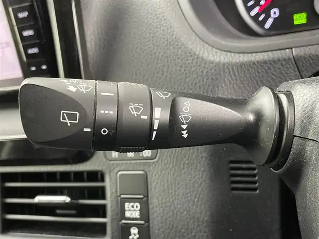 トヨタ ヴォクシー ZS 岡山県 2017(平29)年 9.8万km プレシャスブラックパール 社外7インチナビ/型番:CN-RE03WD/　「フルセグ/Bluetooth/DVD」/オートハイビーム/LEDヘッドライト（AUTO機能付き）/前席シートヒーター/衝突軽減ブレーキシステム/車線逸脱防止システム/横滑り防止装置/ビルトインETC/純正16インチアルミホイール/社外フロアマット/プッシュスタート/後席サンシェイイド/スマートキー×１