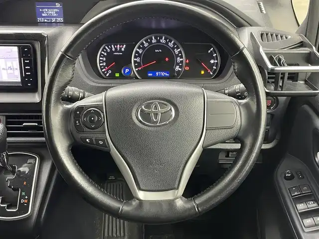 トヨタ ヴォクシー ZS 岡山県 2017(平29)年 9.8万km プレシャスブラックパール 社外7インチナビ/型番:CN-RE03WD/　「フルセグ/Bluetooth/DVD」/オートハイビーム/LEDヘッドライト（AUTO機能付き）/前席シートヒーター/衝突軽減ブレーキシステム/車線逸脱防止システム/横滑り防止装置/ビルトインETC/純正16インチアルミホイール/社外フロアマット/プッシュスタート/後席サンシェイイド/スマートキー×１
