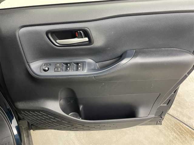 トヨタ ヴォクシー ZS 岡山県 2017(平29)年 9.8万km プレシャスブラックパール 社外7インチナビ/型番:CN-RE03WD/　「フルセグ/Bluetooth/DVD」/オートハイビーム/LEDヘッドライト（AUTO機能付き）/前席シートヒーター/衝突軽減ブレーキシステム/車線逸脱防止システム/横滑り防止装置/ビルトインETC/純正16インチアルミホイール/社外フロアマット/プッシュスタート/後席サンシェイイド/スマートキー×１