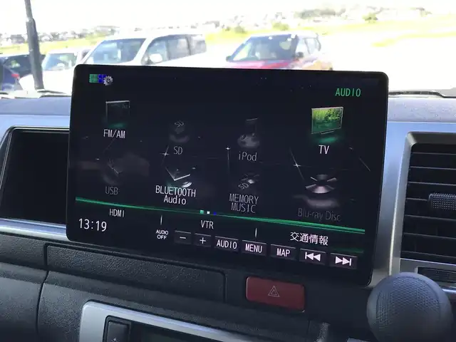 トヨタ ハイエース GL 鳥取県 2021(令3)年 5.8万km ブラックマイカ 社外10インチナビフローティングナビ/(フルセグ/DVD/ブルーレイ/CD/BT）/全方位カメラ・ETC/デジタルインナーミラー/カロッツエリアフリップダウンモニター/FLEXシート（対面/対座/フラットシート）/センターテーブル（脱着可能）/トヨタセーフティセンス/レーンアシスト/前後クリアランスソナー/片側パワースライドドア/LEDヘットライト/フォグランプ/ブラックインナーヘットライト/ローダウン/オートハイビーム/社外18インチアルミホイール/TOYOホワイトレター/社外テールランプ/レザー調シートカバー/プッシュエンジンスタート/スペアキー