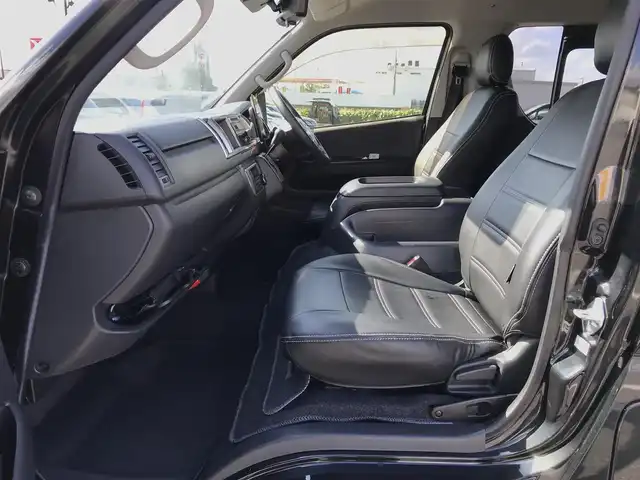 トヨタ ハイエース GL 鳥取県 2021(令3)年 5.8万km ブラックマイカ 社外10インチナビフローティングナビ/(フルセグ/DVD/ブルーレイ/CD/BT）/全方位カメラ・ETC/デジタルインナーミラー/カロッツエリアフリップダウンモニター/FLEXシート（対面/対座/フラットシート）/センターテーブル（脱着可能）/トヨタセーフティセンス/レーンアシスト/前後クリアランスソナー/片側パワースライドドア/LEDヘットライト/フォグランプ/ブラックインナーヘットライト/ローダウン/オートハイビーム/社外18インチアルミホイール/TOYOホワイトレター/社外テールランプ/レザー調シートカバー/プッシュエンジンスタート/スペアキー