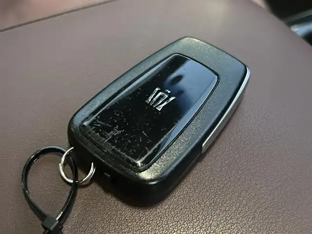 トヨタ クラウン ハイブリッド RS アドバンス 愛媛県 2019(令1)年 7.5万km ブラック メーカーオプション純正ナビ/BT/AM・FM/CD/DVD/フルセグ/ビルトインETC/前方ドライブレコーダー/テレビキャンセラー/ブラインドスポットモニター/衝突軽減システム/コーナーセンサー/バックカメラ/オートマチックハイビーム/追従型クルーズコントロール/パドルシフト/フロントパワーシート・シートヒーター/LEDヘッドライト/純正フロアマット/純正アルミホイール