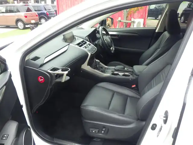 レクサス ＮＸ 200t アーバンスタイル 千葉県 2017(平29)年 5.3万km ソニッククォーツ 純正メモリーナビ/地デジTV/【DVD/CD再生機能　Bluetooth接続】/サイド/バックカメラ/ドライブレコーダー/前席パワーシート/革巻きステアリング/ステアリングスイッチ/パドルシフト/ETC（2.0）/LEDヘッドライト/フォグライト/ウインカーミラー/純正16インチアルミホイル/サイド/カーテンエアバッグ/スマートキー