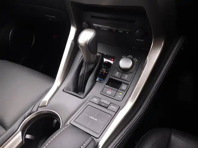 レクサス ＮＸ 200t アーバンスタイル 千葉県 2017(平29)年 5.3万km ソニッククォーツ 純正メモリーナビ/地デジTV/【DVD/CD再生機能　Bluetooth接続】/サイド/バックカメラ/ドライブレコーダー/前席パワーシート/革巻きステアリング/ステアリングスイッチ/パドルシフト/ETC（2.0）/LEDヘッドライト/フォグライト/ウインカーミラー/純正16インチアルミホイル/サイド/カーテンエアバッグ/スマートキー