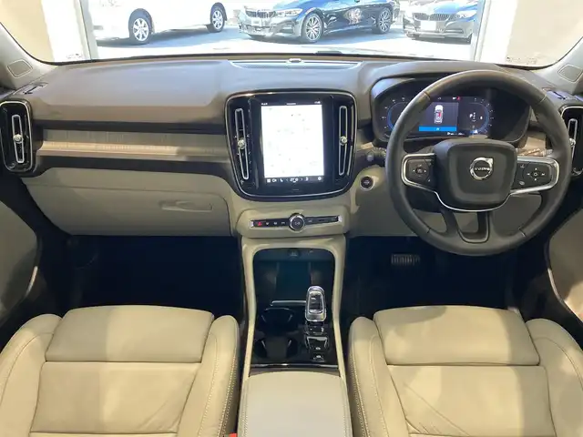 ボルボ ボルボ ＸＣ４０ アルティメット B4 AWD 熊本県 2023(令5)年 2.3万km クリスタルホワイトP ・スマートキー/・プッシュスタート/・Pilot Assist/・レーンキープエイド/・ロードサインインフォメーション/・前車発進告知/・衝突回避/・パークアシスト/・ドライバーアラート/・クロストラフィックアラート/・レーンアシスタンス/・ブラインドスポットモニター/・クルーズコントロール(追従式)/・アクティブハイビーム/・グレー革シート/・前席パワーシート/・全席シートヒーター/・ハンドルヒーター/・純正メモリナビ/　【Bluetooth・USB・AppleCarPlay・AndroidAuto】/・harman/kardonサウンドシステム/・全方位カメラ/・ETC/・パワーバックドア/・LEDヘッドランプ/・LEDフォグランプ/・純正マット/・純正バイザー/・保証書/取説