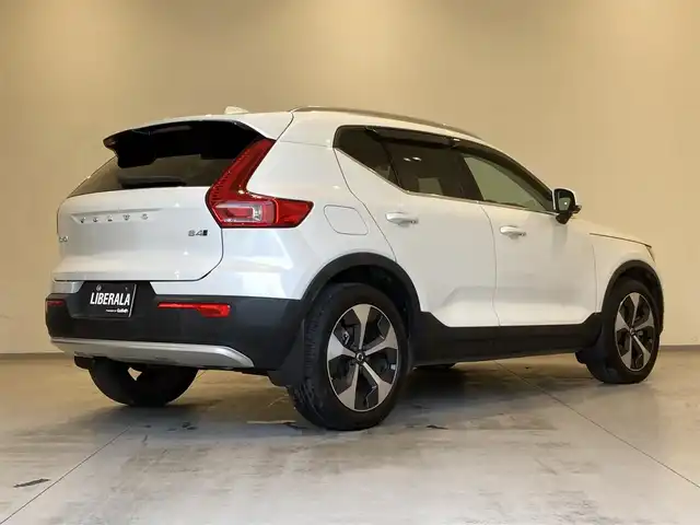 ボルボ ボルボ ＸＣ４０ アルティメット B4 AWD 熊本県 2023(令5)年 2.3万km クリスタルホワイトP ・スマートキー/・プッシュスタート/・Pilot Assist/・レーンキープエイド/・ロードサインインフォメーション/・前車発進告知/・衝突回避/・パークアシスト/・ドライバーアラート/・クロストラフィックアラート/・レーンアシスタンス/・ブラインドスポットモニター/・クルーズコントロール(追従式)/・アクティブハイビーム/・グレー革シート/・前席パワーシート/・全席シートヒーター/・ハンドルヒーター/・純正メモリナビ/　【Bluetooth・USB・AppleCarPlay・AndroidAuto】/・harman/kardonサウンドシステム/・全方位カメラ/・ETC/・パワーバックドア/・LEDヘッドランプ/・LEDフォグランプ/・純正マット/・純正バイザー/・保証書/取説