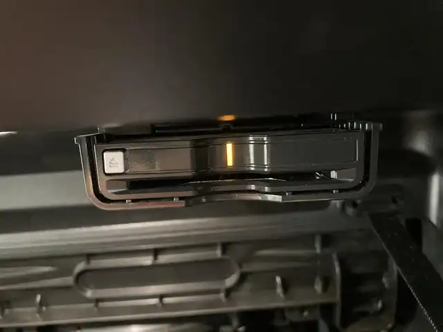 ボルボ ボルボ ＸＣ４０ アルティメット B4 AWD 熊本県 2023(令5)年 2.3万km クリスタルホワイトP ・スマートキー/・プッシュスタート/・Pilot Assist/・レーンキープエイド/・ロードサインインフォメーション/・前車発進告知/・衝突回避/・パークアシスト/・ドライバーアラート/・クロストラフィックアラート/・レーンアシスタンス/・ブラインドスポットモニター/・クルーズコントロール(追従式)/・アクティブハイビーム/・グレー革シート/・前席パワーシート/・全席シートヒーター/・ハンドルヒーター/・純正メモリナビ/　【Bluetooth・USB・AppleCarPlay・AndroidAuto】/・harman/kardonサウンドシステム/・全方位カメラ/・ETC/・パワーバックドア/・LEDヘッドランプ/・LEDフォグランプ/・純正マット/・純正バイザー/・保証書/取説