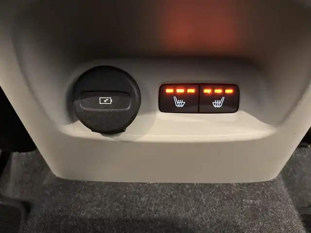 ボルボ ボルボ ＸＣ４０ アルティメット B4 AWD 熊本県 2023(令5)年 2.3万km クリスタルホワイトP ・スマートキー/・プッシュスタート/・Pilot Assist/・レーンキープエイド/・ロードサインインフォメーション/・前車発進告知/・衝突回避/・パークアシスト/・ドライバーアラート/・クロストラフィックアラート/・レーンアシスタンス/・ブラインドスポットモニター/・クルーズコントロール(追従式)/・アクティブハイビーム/・グレー革シート/・前席パワーシート/・全席シートヒーター/・ハンドルヒーター/・純正メモリナビ/　【Bluetooth・USB・AppleCarPlay・AndroidAuto】/・harman/kardonサウンドシステム/・全方位カメラ/・ETC/・パワーバックドア/・LEDヘッドランプ/・LEDフォグランプ/・純正マット/・純正バイザー/・保証書/取説