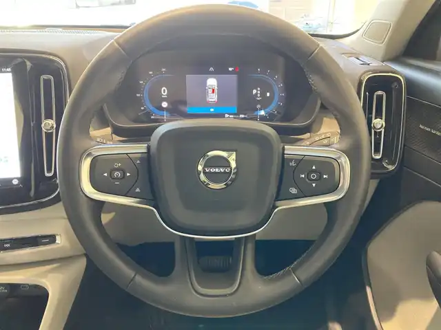 ボルボ ボルボ ＸＣ４０ アルティメット B4 AWD 熊本県 2023(令5)年 2.3万km クリスタルホワイトP ・スマートキー/・プッシュスタート/・Pilot Assist/・レーンキープエイド/・ロードサインインフォメーション/・前車発進告知/・衝突回避/・パークアシスト/・ドライバーアラート/・クロストラフィックアラート/・レーンアシスタンス/・ブラインドスポットモニター/・クルーズコントロール(追従式)/・アクティブハイビーム/・グレー革シート/・前席パワーシート/・全席シートヒーター/・ハンドルヒーター/・純正メモリナビ/　【Bluetooth・USB・AppleCarPlay・AndroidAuto】/・harman/kardonサウンドシステム/・全方位カメラ/・ETC/・パワーバックドア/・LEDヘッドランプ/・LEDフォグランプ/・純正マット/・純正バイザー/・保証書/取説