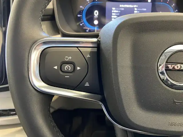 ボルボ ボルボ ＸＣ４０ アルティメット B4 AWD 熊本県 2023(令5)年 2.3万km クリスタルホワイトP ・スマートキー/・プッシュスタート/・Pilot Assist/・レーンキープエイド/・ロードサインインフォメーション/・前車発進告知/・衝突回避/・パークアシスト/・ドライバーアラート/・クロストラフィックアラート/・レーンアシスタンス/・ブラインドスポットモニター/・クルーズコントロール(追従式)/・アクティブハイビーム/・グレー革シート/・前席パワーシート/・全席シートヒーター/・ハンドルヒーター/・純正メモリナビ/　【Bluetooth・USB・AppleCarPlay・AndroidAuto】/・harman/kardonサウンドシステム/・全方位カメラ/・ETC/・パワーバックドア/・LEDヘッドランプ/・LEDフォグランプ/・純正マット/・純正バイザー/・保証書/取説