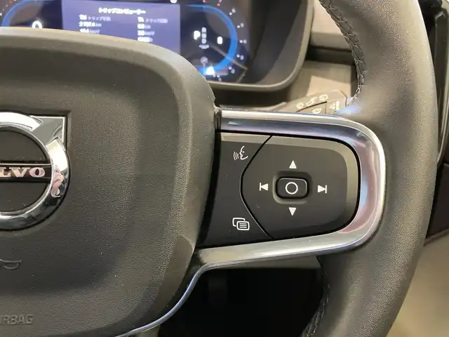 ボルボ ボルボ ＸＣ４０ アルティメット B4 AWD 熊本県 2023(令5)年 2.3万km クリスタルホワイトP ・スマートキー/・プッシュスタート/・Pilot Assist/・レーンキープエイド/・ロードサインインフォメーション/・前車発進告知/・衝突回避/・パークアシスト/・ドライバーアラート/・クロストラフィックアラート/・レーンアシスタンス/・ブラインドスポットモニター/・クルーズコントロール(追従式)/・アクティブハイビーム/・グレー革シート/・前席パワーシート/・全席シートヒーター/・ハンドルヒーター/・純正メモリナビ/　【Bluetooth・USB・AppleCarPlay・AndroidAuto】/・harman/kardonサウンドシステム/・全方位カメラ/・ETC/・パワーバックドア/・LEDヘッドランプ/・LEDフォグランプ/・純正マット/・純正バイザー/・保証書/取説