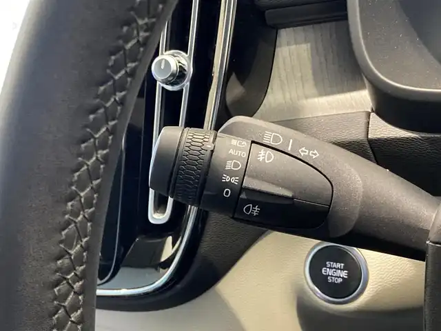 ボルボ ボルボ ＸＣ４０ アルティメット B4 AWD 熊本県 2023(令5)年 2.3万km クリスタルホワイトP ・スマートキー/・プッシュスタート/・Pilot Assist/・レーンキープエイド/・ロードサインインフォメーション/・前車発進告知/・衝突回避/・パークアシスト/・ドライバーアラート/・クロストラフィックアラート/・レーンアシスタンス/・ブラインドスポットモニター/・クルーズコントロール(追従式)/・アクティブハイビーム/・グレー革シート/・前席パワーシート/・全席シートヒーター/・ハンドルヒーター/・純正メモリナビ/　【Bluetooth・USB・AppleCarPlay・AndroidAuto】/・harman/kardonサウンドシステム/・全方位カメラ/・ETC/・パワーバックドア/・LEDヘッドランプ/・LEDフォグランプ/・純正マット/・純正バイザー/・保証書/取説